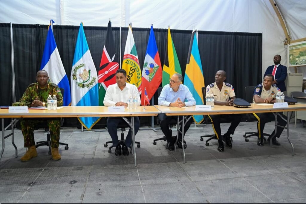 Le Président du Conseil Présidentiel de Transition (CPT), Laurent Saint-Cyr, accompagné du Premier ministre Alix Didier Fils-Aimé et du Directeur général de la Police nationale d’Haïti (PNH), André Jonas Vladimir Paraison, a effectué ce mardi une visite officielle à la base de la Force de Répression des Gangs (FRG).