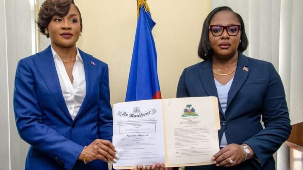 Lovely François présentant un document officiel lors de sa prise de fonction à l’ONA en Haïti.