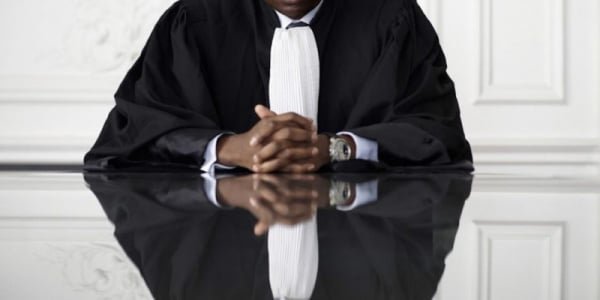 KIDNAPPING JUDICIAIRE : LA TOGE DÉSHABILLÉE, LA LOI SÉQUESTRÉE